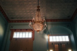 Ein Kronleuchter in Trinidad Fabian Hönig – Photographer