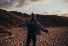 Portrait an einem Strand in Frankreich Fabian Hönig – Photographer