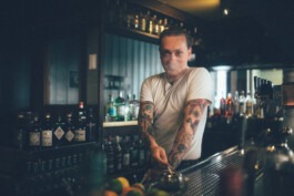Barkeeper im Collegium in Tübingen Fabian Hönig – Photographer
