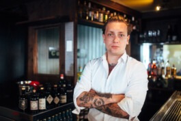 Werbefotograf Tübingen: Portrait Barkeeper Friedemann im Collegium in Tübingen Fabian Hönig – Photographer